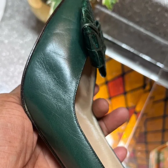 Vintage 1980’s Bruno Magli Size 8 Green Leather Heels with Croc Bow - Picture 8 of 17